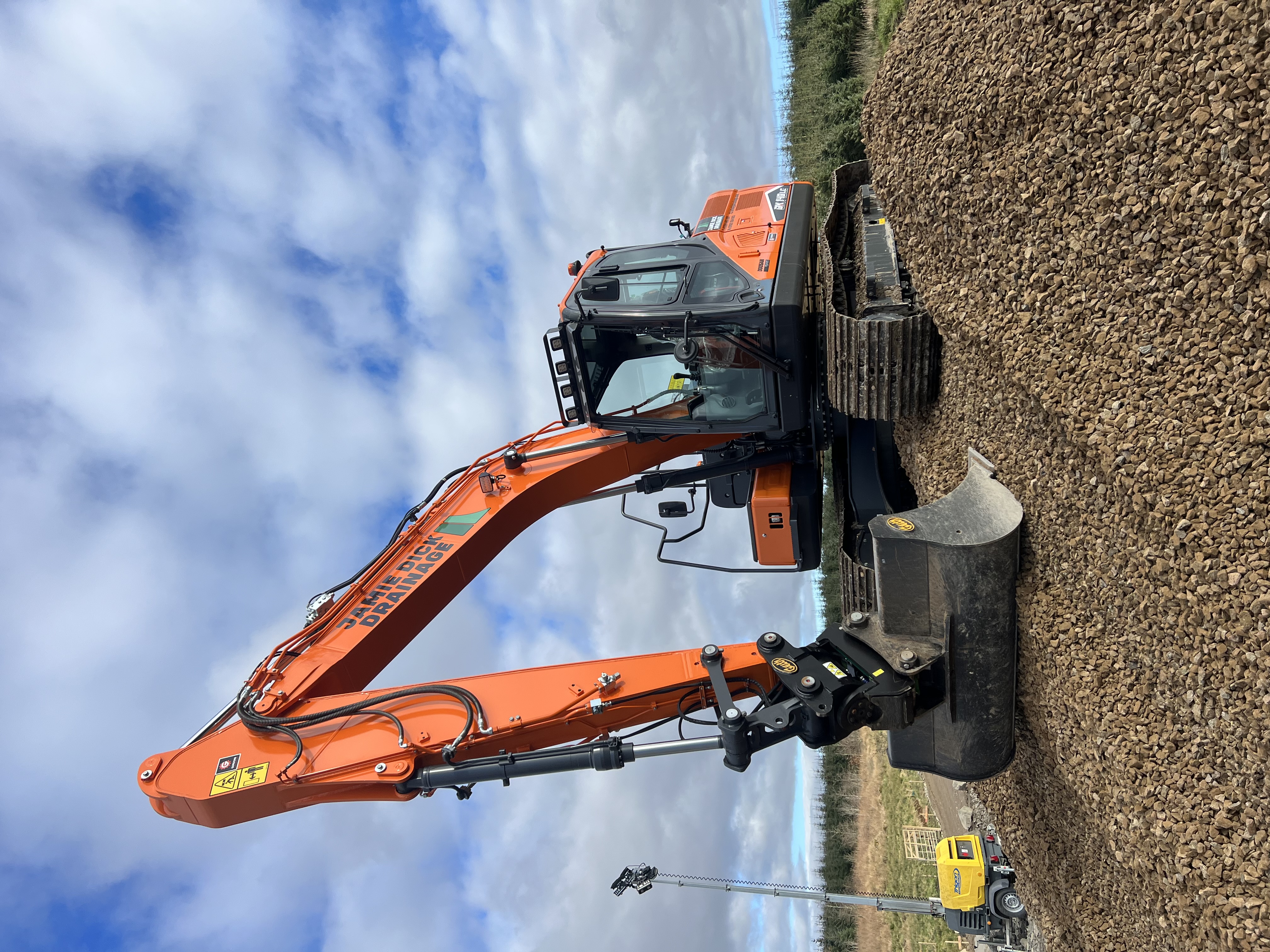 Doosan DX140 logo